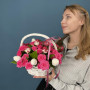 Корзина с клубникой в шоколаде с цветами — вид 4